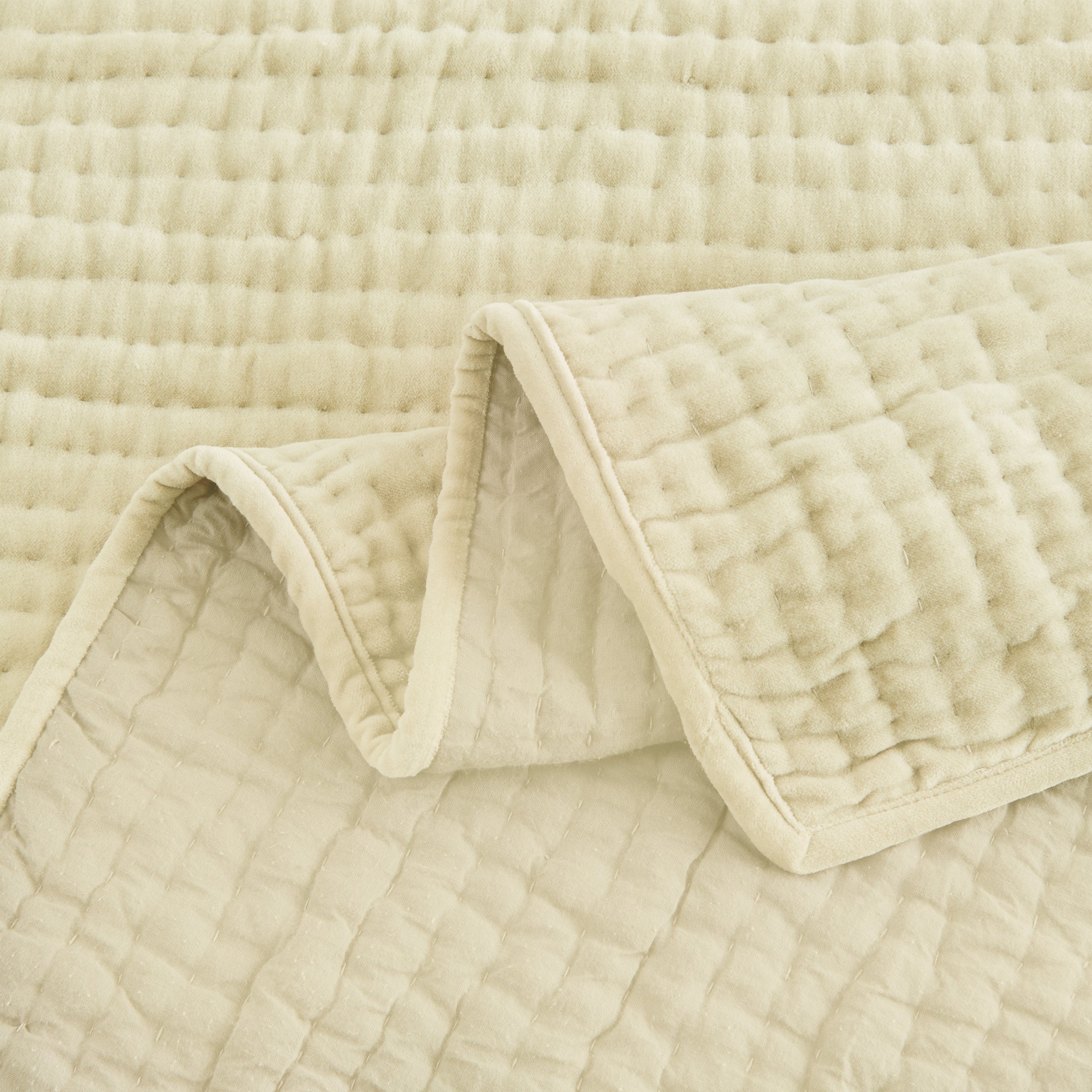 Tamara Velvet Quilt Set