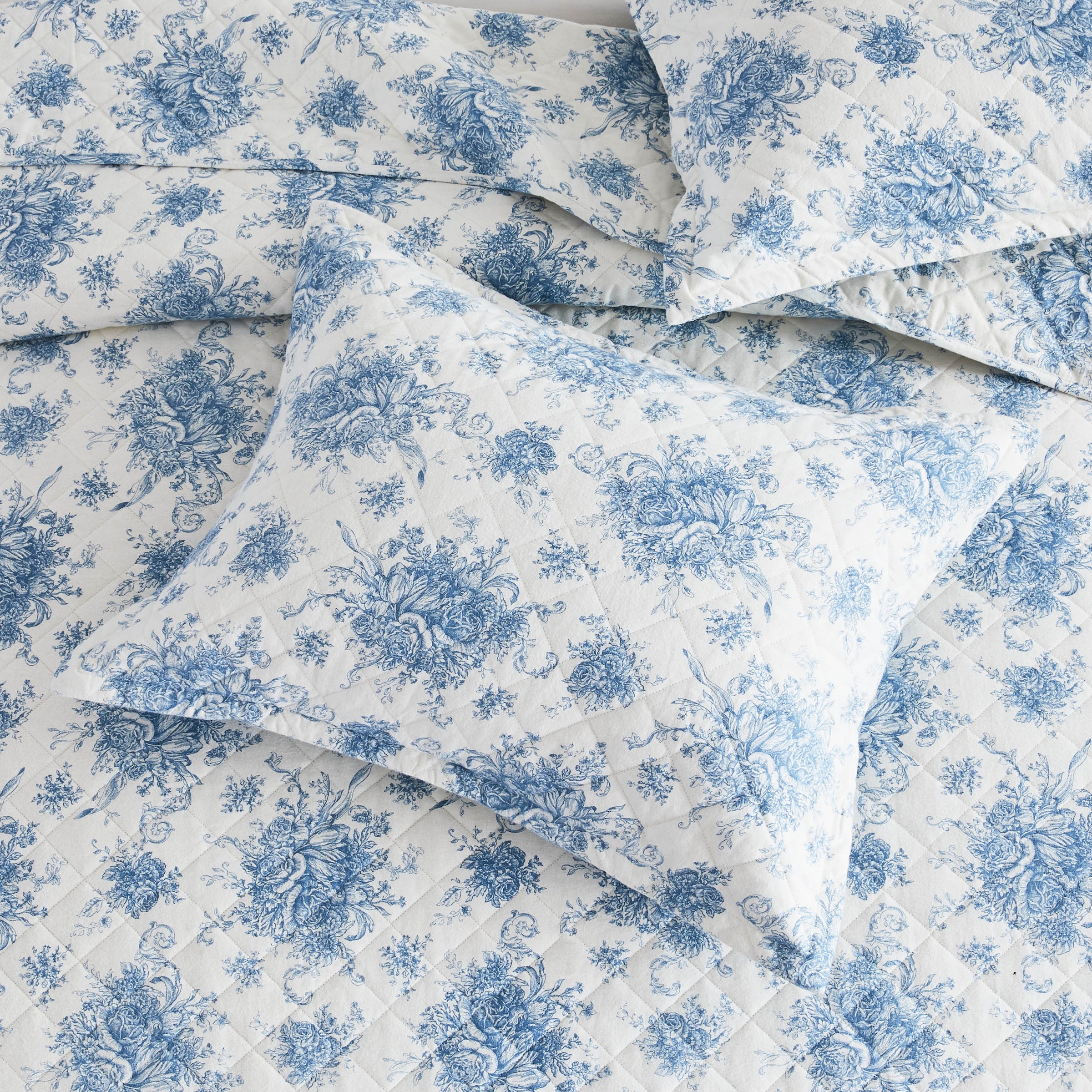 Petit Toile Cotton Flannel Quilt Set