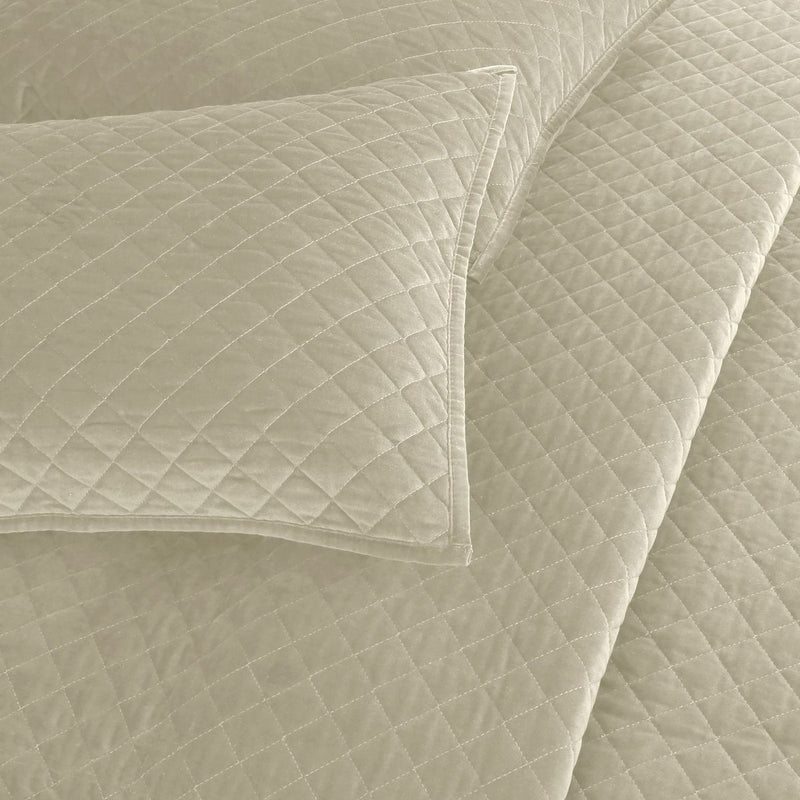 Classic Velvet Diamond Quilt Set